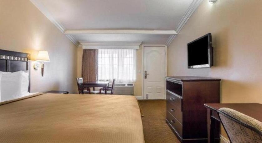 Rodeway Inn Карлсбад Екстер'єр фото
